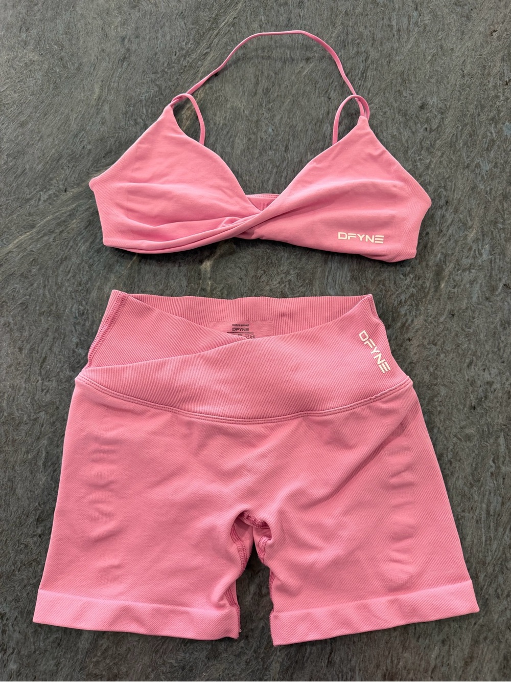 (S) Vision twist front sports bra, (XS) Vision shorts 4.5 - Picture 2 of 4